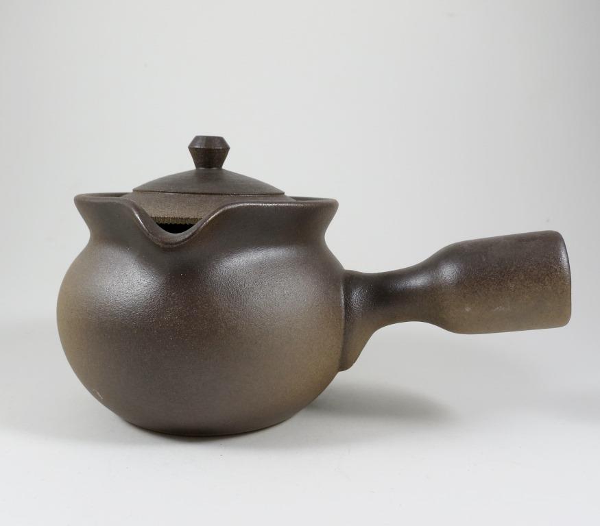 Banko-Yaki Keramik: Tonkännchen mit handgestochenem Sieb.