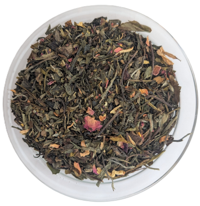 Feine Teemischung mit rosa Blütenblättern und hellen Gewürz- oder Fruchtstücken in einer Glasschale.