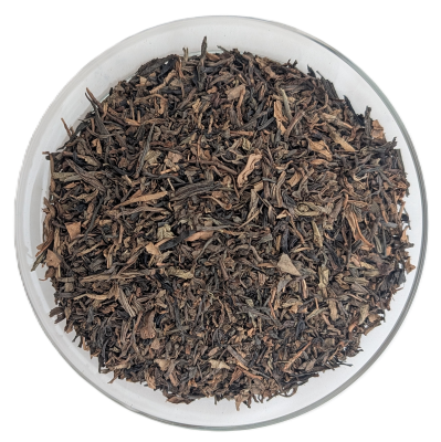 Entkoffeinerter Bio-Schwarztee Orange Pekoe aus China mit feingeschnittenen, braunen Teeblättern.