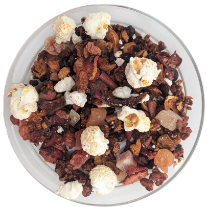 Erdbeer-Früchteteemischung mit getrockneten Erdbeerstücken, Ananaswürfeln und weißem Popcorn.