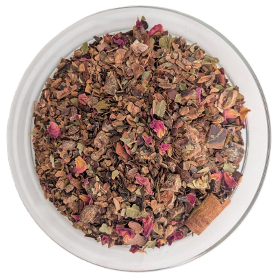 Gewürzteemischung Datteltraum aus 1001 Nacht mit Dattelstücken, Kakaoschalen, rosa Rosenblütenblättern und Zimtstangenstücken.