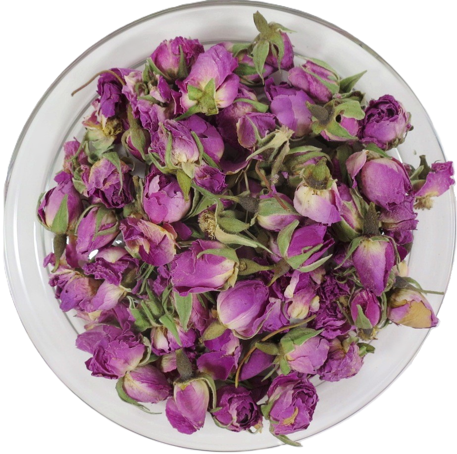 Eine runde Glasschale, gefüllt mit ganzen, getrockneten Bio-Rosenknospen. Die geschlossenen Knospen mit magentafarbenen Spitzen und grünen Kelchblättern sind von oben fotografiert.