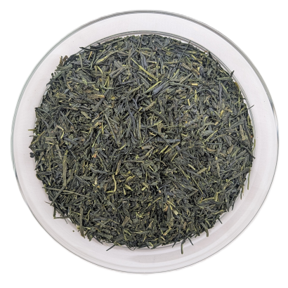 Feine, nadelartig gerollte dunkelgrüne Bio-Sencha-Uchiyama-Teeblätter in einer transparenten Präsentationsschale.