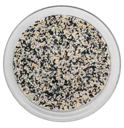 Vogelperspektive auf eine Glasschale mit Bagel-Gewürzmischung aus schwarzem und weißem Sesam, Salzflocken und getrockneten Zwiebel- oder Knoblauchflocken.