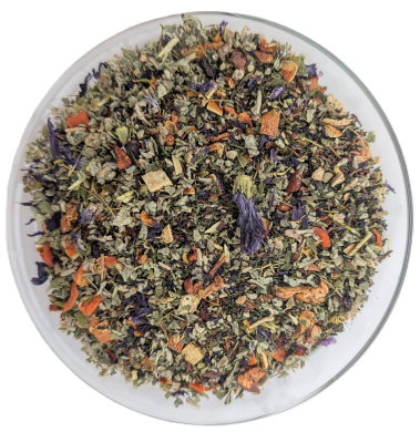 Teemischung Schweizer Kräutertee in einer klaren Schale mit feinen grünen Kräuterblättern, dunklen violetten Malvenblüten und kleinen orangefarbenen Fruchtstücken.