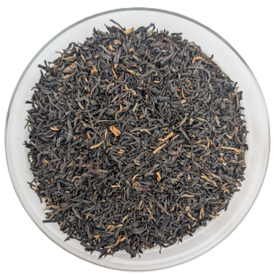 Bio Yunnan Schwarztee – leicht gedrehte, dunkelbraune Teeblätter mit goldenen Blattspitzen (Tips) in einer Schale.