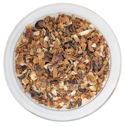 Draufsicht auf eine runde Glasschale vor weißem Hintergrund mit einer groben Mischung für Glühwein, bestehend aus hellbraunen Zimtstücken, orange-braunen getrockneten Zitrusschalen und dunklen, ganzen Gewürznelken.