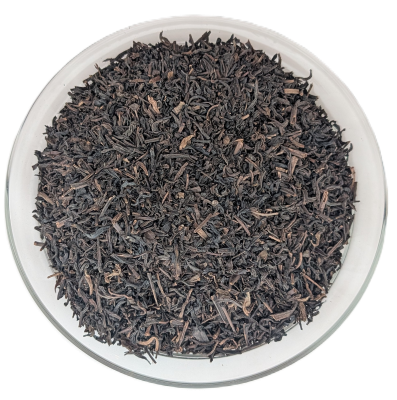 Gleichmäßig feine, dunkle Ceylon Orange Pekoe Teeblätter (teeinfrei) in einer Präsentationsschale.