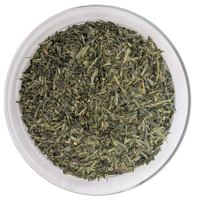 Feine, dunkelgrüne Bio-Kabuse-Sencha-Teeblätter mit leichten gelblich-grünen Nuancen in einer transparenten Schale.
