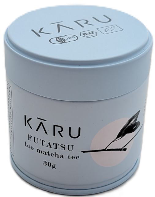 Ästhetische, hellblaue Aromadose des Bio Matcha Futatsu von KARU mit 30 Gramm Inhalt auf hellem Hintergrund.