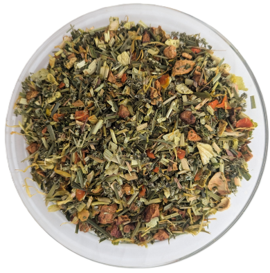 Bio-Kräutertee Venezianischer Engel in einer runden Glasschale, eine Mischung aus geschnittenen grünen Kräutern, hellen Apfelstücken und orangefarbenen Blütenanteilen.