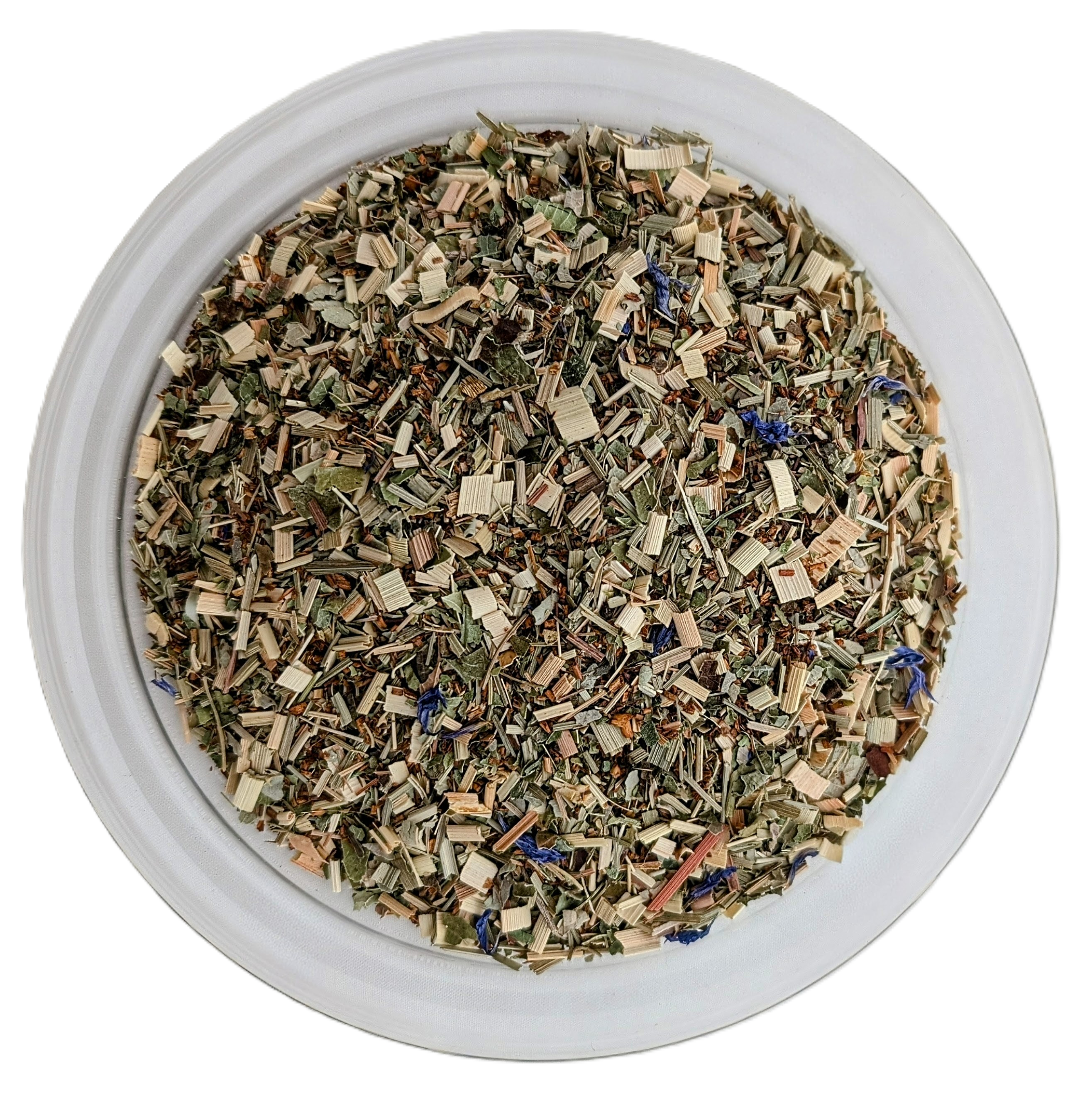 Eine runde Glasschale aus der Vogelperspektive, gefüllt mit einer sehr gleichmäßig und feinhackig geschnittenen Teemischung. Die Optik ist geprägt von unzähligen kleinen, hellen, rechteckigen Holz- bzw. Grashalmstücken (Zitronengras) und feinen, rötlich-b