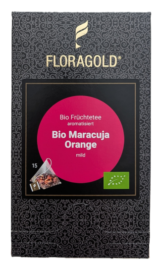 Eine quaderförmige Verpackung von FLORAGOLD Bio Maracuja Orange. Der Grundton ist dunkelgrau mit einem goldenen Ornamentmuster. Oben ein goldenes geflügeltes Logo und der goldene Schriftzug "FLORAGOLD". In der Mitte ein schwarzes Quadrat mit einem großen,