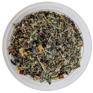 Eine flache Glasschale aus der Draufsicht, befüllt mit einer naturbelassenen Kräuterteemischung. Die Mischung besteht überwiegend aus unterschiedlich großen, getrockneten grünen Blättern und auffällig vielen, länglichen hellen Stängelstücken. Dazwischen b