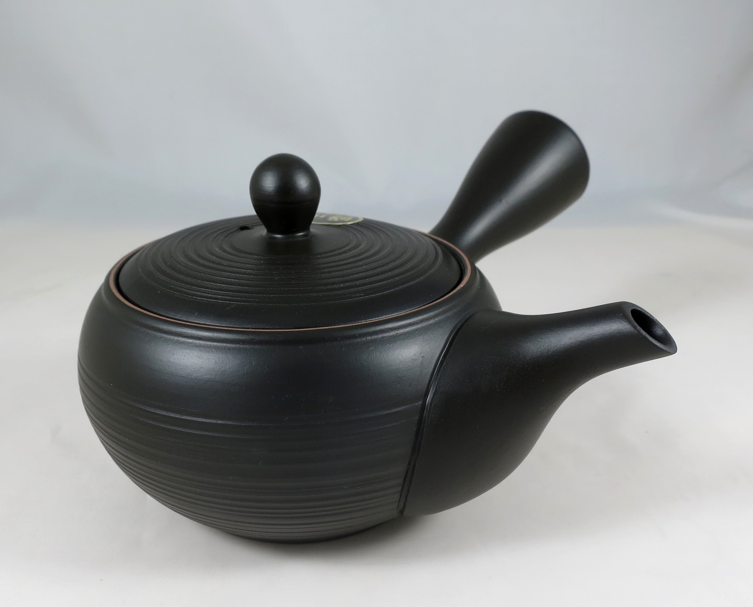 Kyusu schwarz mit feinen Ringlinien