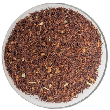 Lose Rooibos-Tee-Mischung mit feinen, hellgrünen Stücken von Zitronengras und Kräutern, präsentiert in einer runden Glasschale auf weißem Hintergrund.