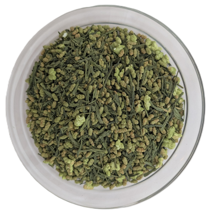 Bio-Genmaicha-Tee mit geröstetem Reis und Teeblättern, umhüllt von feinem, hellgrünem Matcha-Pulver.