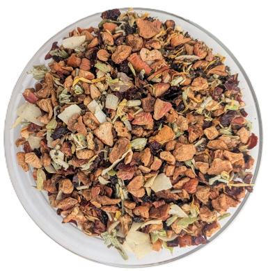 Bio-Früchteteemischung Apfel-Tonkabohne mit hellem Apfel, Kokoschips, Kräuteranteilen und gelben Blütenblättern.