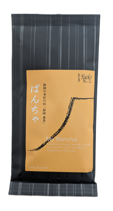 Verpackung des japanischen Grüntees „My Bancha“ von Kyoko Lifestyle of Japan in einer eleganten, schwarz-gestreiften Tüte mit orangefarbenem Etikett.