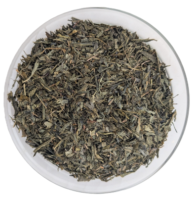 Fein geschnittene, flache dunkelgrüne Bio-Sencha-Teeblätter aus China auf weißem Hintergrund.