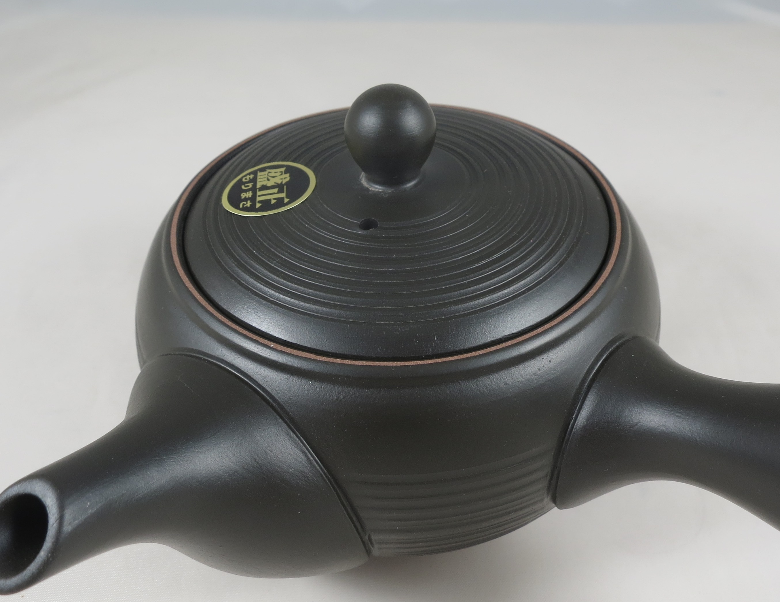 Kyusu schwarz mit feinen Ringlinien