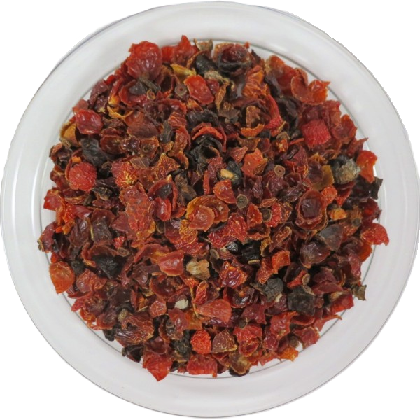 Rote und orangefarbene, grob getrocknete Bio-Hagebuttenschalen in einer Glasschale.