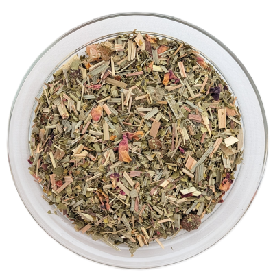 Teemischung Moringa Granatapfel-Johannisbeere in einer runden Glasschale, bestehend aus feinem Zitronengras, Moringa-Kräutern und rosa Rosenblütenblättern.