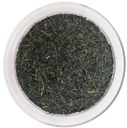 Sehr fein gebrochene, tiefdunkelgrüne Japan-Sencha-Midori-Teeblätter in einer transparenten Schale.