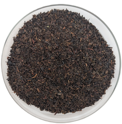 Uva Highland Schwarztee – feingebrochenes, dunkelbraunes Teeblatt (Broken-Qualität) in einer gläsernen Schale.