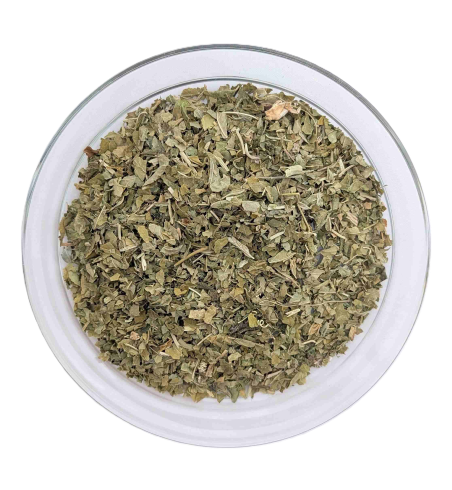 Vogelperspektive einer runden Glasschale, gefüllt mit getrocknetem, geschnittenem grün-bräunlichem Bio-Passionsblumenkraut auf weißem Hintergrund.