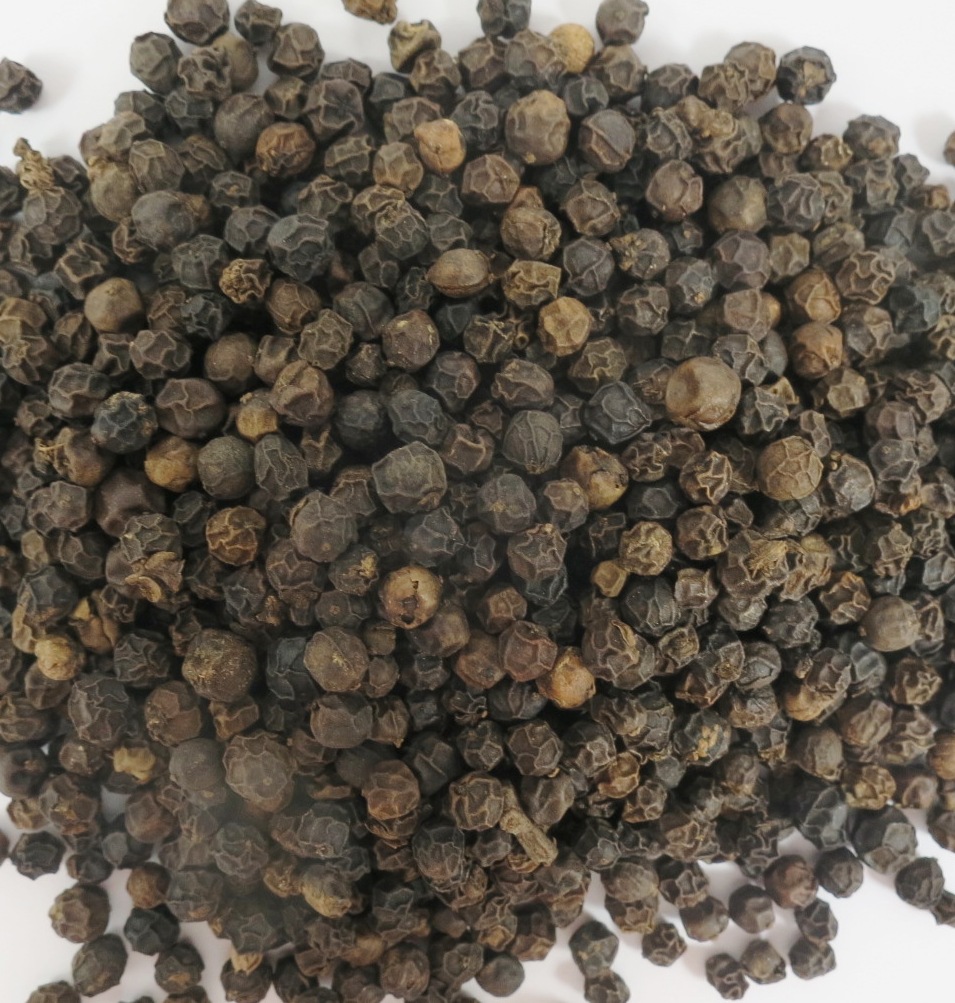 Schwarze Pfefferkörner aus biologischem Anbau.