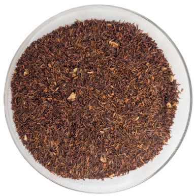 Rooibos Orange-Sahne Tee – feiner rotbrauner Rooibos mit kleinen orangefarbenen Fruchtschalenstücken in einer Glasschale.