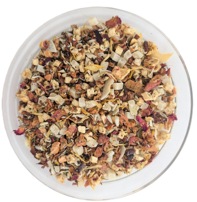 Früchtetee Pina Colada – helle Früchtemischung mit Kokosraspeln, Ananasstücken und getrockneten Blütenblättern in einer Schale.