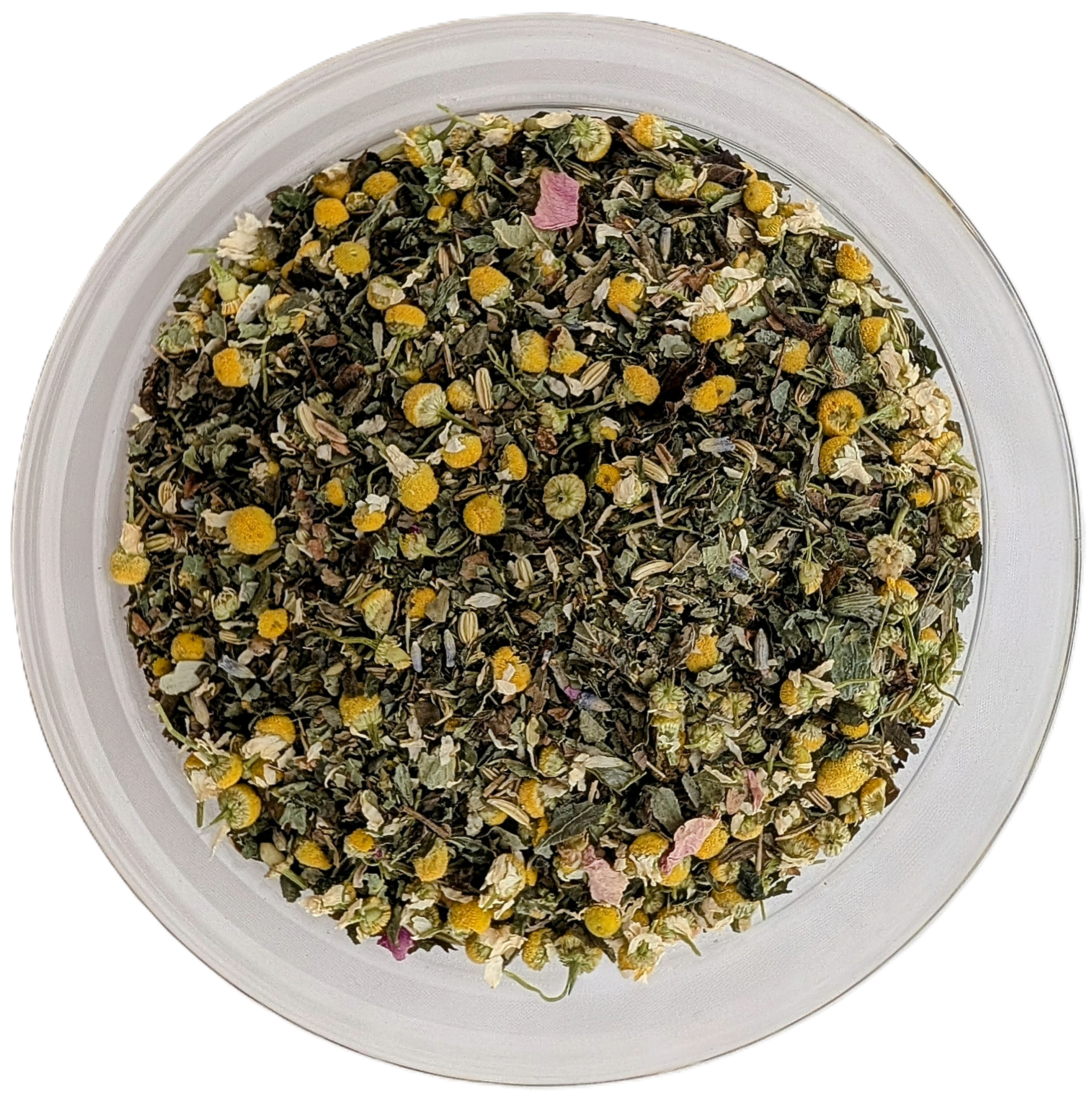 Eine kreisrunde Glasschale aus der Vogelperspektive, gefüllt mit einer losen Kräuterteemischung. Zu sehen sind getrocknete, grüne Blätter, gelb-weiße Kamillenblüten und vereinzelte rosa Blütenblätter.