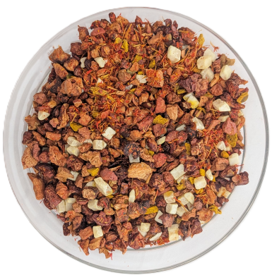 Früchteteemischung Indisch Mango mit hellen Mangowürfeln, Apfelstücken und leuchtend roten Safflorblüten.