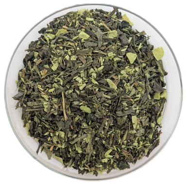 Grüntee- und Oolong-Blättern, durchsetzt mit hellgrünen Kokos-Chips und Matcha-Feinteilen in einer Glasschale.