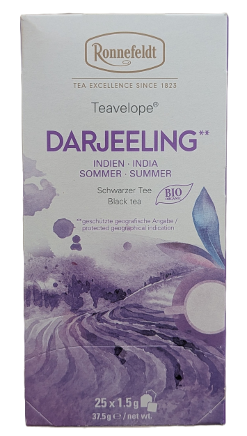 Eine helle Verpackung von Ronnefeldt Teavelope "DARJEELING". Oben befindet sich das Ronnefeldt-Logo. Der Produktname "DARJEELING**" sticht in lilafarbenen Großbuchstaben hervor. Darunter steht: "INDIEN", "SOMMER", "Schwarzer Tee" und das lila "BIO ORGANIC