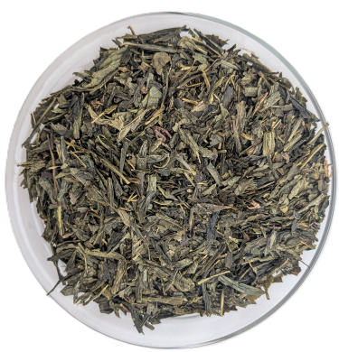 Reiner, langblättriger grüner Sencha-Tee in einer Glasschale.