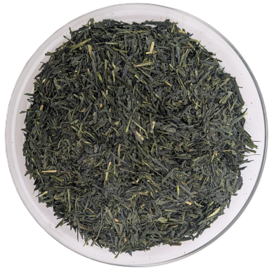 Feine, intensiv feingedrehte dunkelgrüne Bio-Sencha-Kirinoka-Teeblätter in einer Schale.