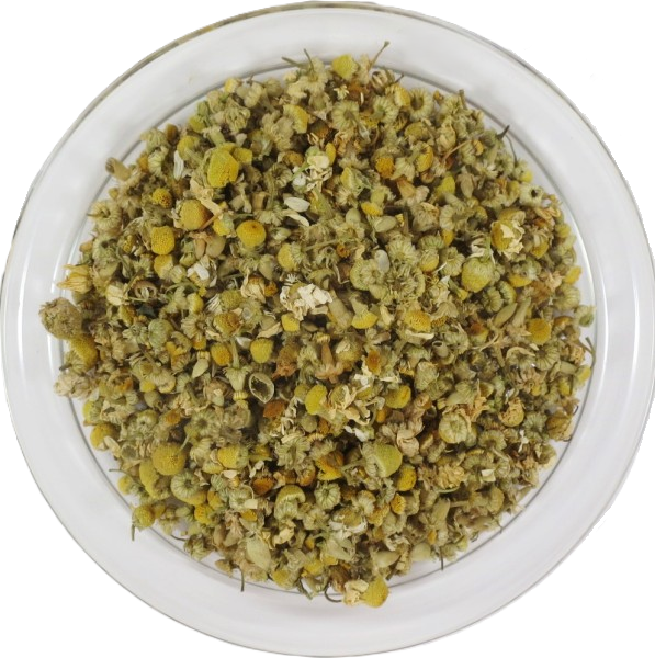 Eine runde Glasschale voller getrockneter Bio-Kamillenblüten aus der Vogelperspektive. Deutlich zu sehen sind die typischen gelben Blütenköpfe mit kleinen, hellen Blütenblättern.
