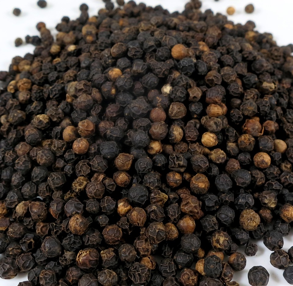 Schwarze Pfefferkörner aus biologischem Anbau.