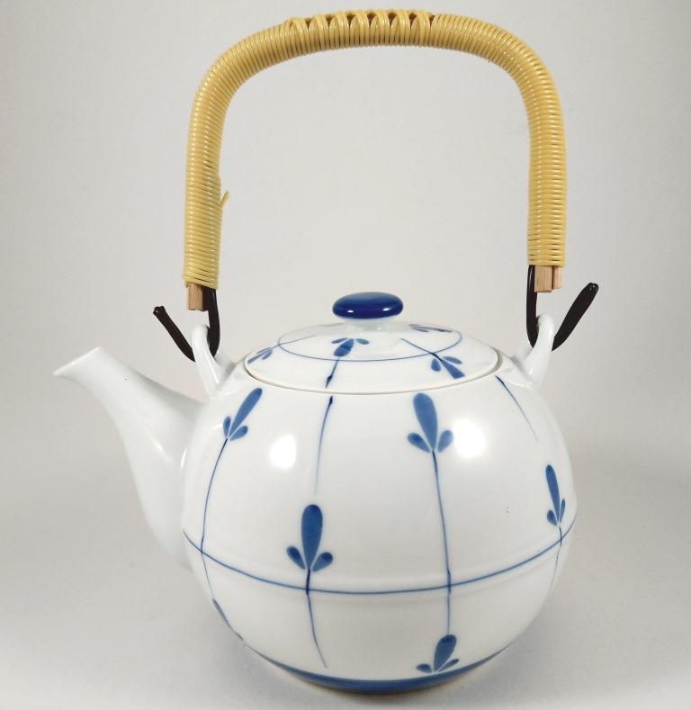 japanischer Teekanne mit filigranem blau-weiss Muster