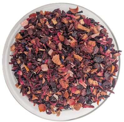 Klassische Früchteteemischung Radolfzeller Mischung mit tiefroten Hibiskusblüten, Apfelstücken, Hagebuttenschalen und blauen Kornblumenblüten.