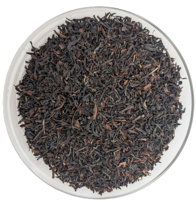 Darjeeling Superfine Schwarztee – zartes, dunkelbraunes Blatt mit feinen helleren Nuancen in einer Schale von oben.