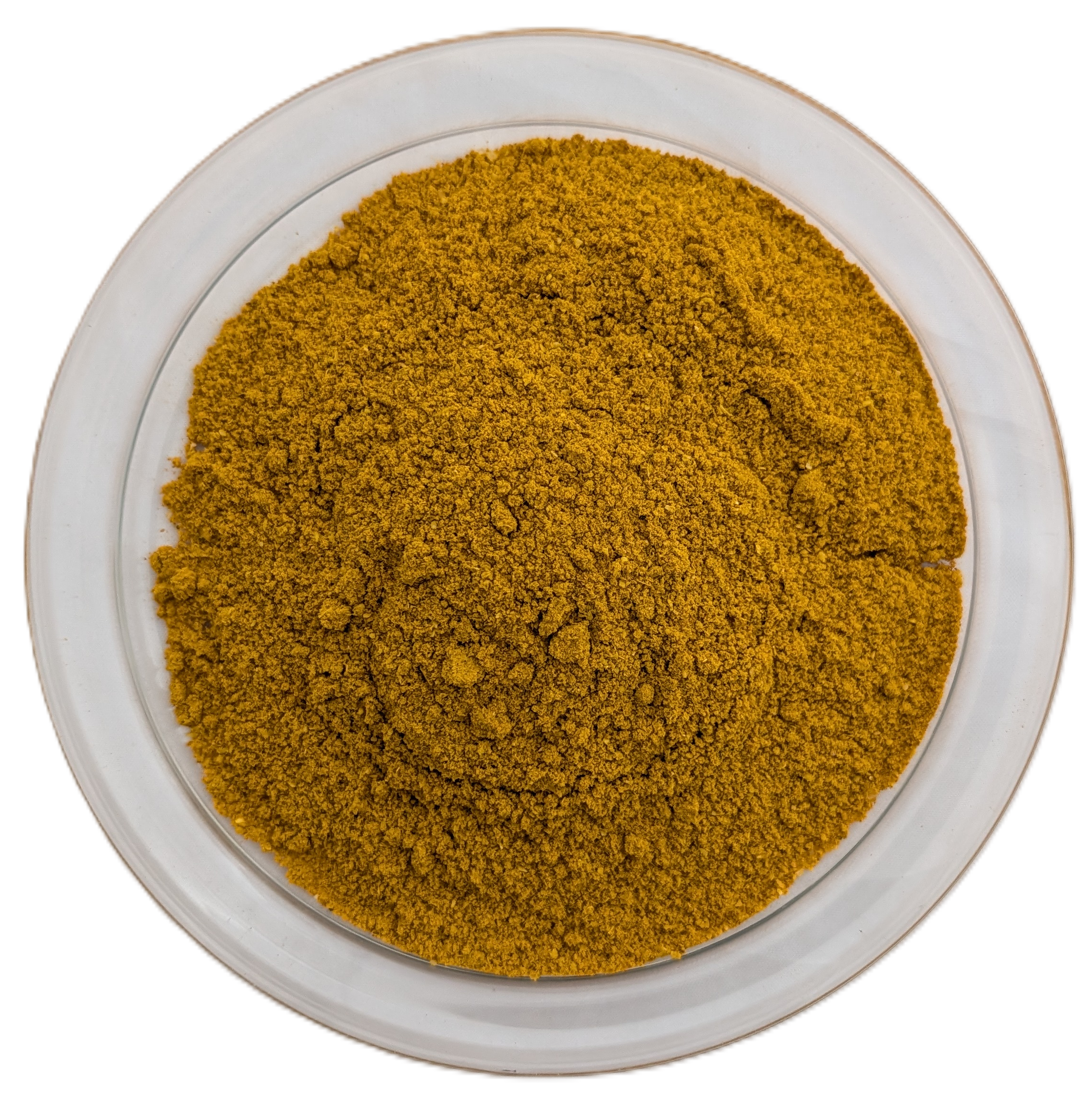 Draufsicht auf eine runde Glasschale vor weißem Hintergrund mit fein gemahlenem, kräftig gelb-orangenem Curry-Madras-Pulver, das locker aufgeschüttet ist.