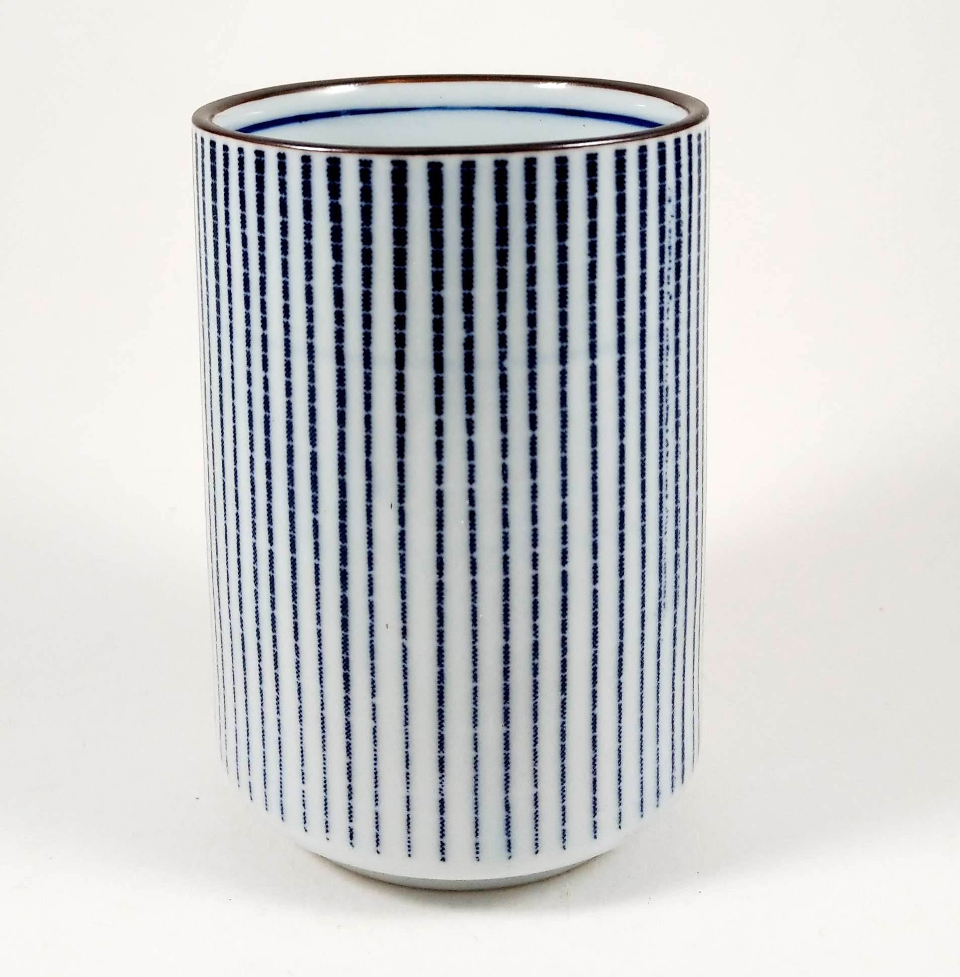 Japanischer Teebecher, formschön mit klassischem Motiv.