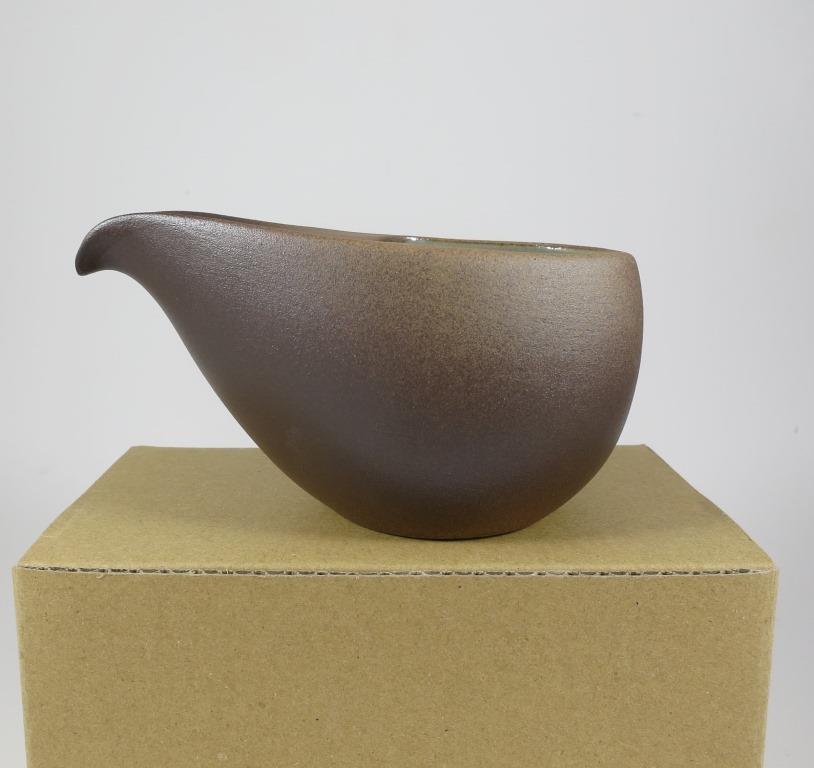 Tonk-nnchen-braun-Hitoshizuku Banko-Yaki Keramik in modernem Design.