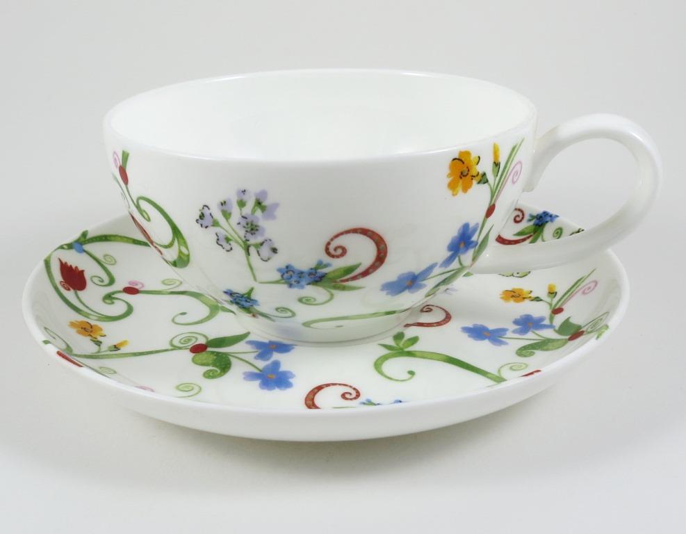 Tasse und Untere. Dekor: Wiesenblume