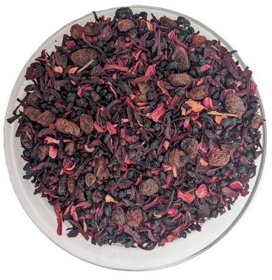 Dunkelrote Früchteteemischung Rote Clara mit tiefroten Hibiskusblüten, großen Rosinen und getrockneten Beeren.