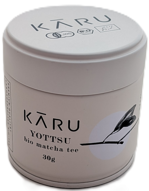 Ästhetische, rosa Aromadose des Bio Matcha Yottsu von KARU mit 30 Gramm Inhalt auf hellem Hintergrund.